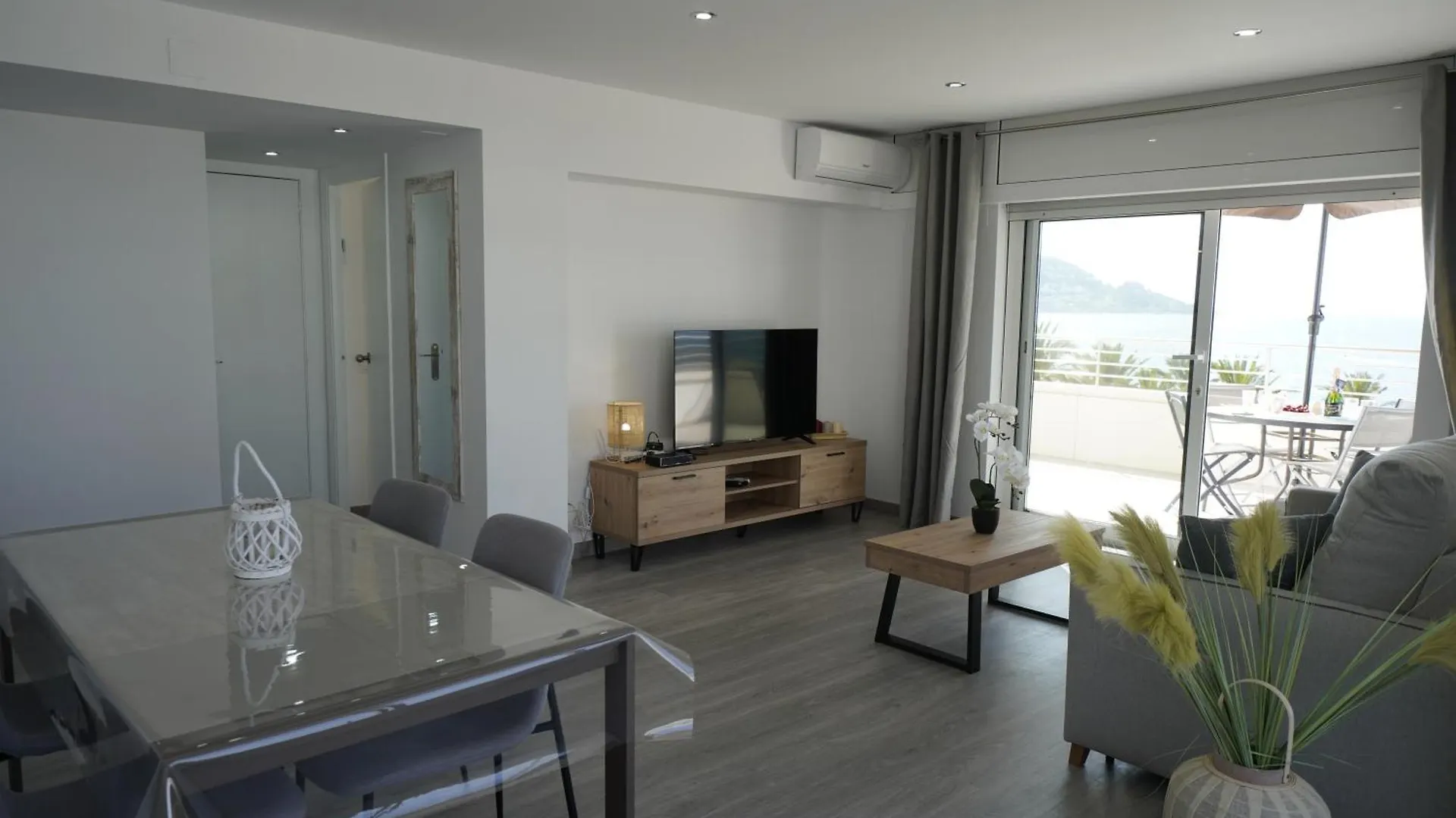 Ferienwohnung Apartamento Frente Al Mar Con Una Amplia Terraza Y Vistas A La Bahia Roses
